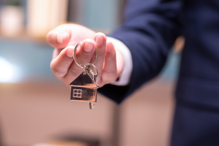 Az ingatlanközvetítő átnyújtja az új otthon kulcsát