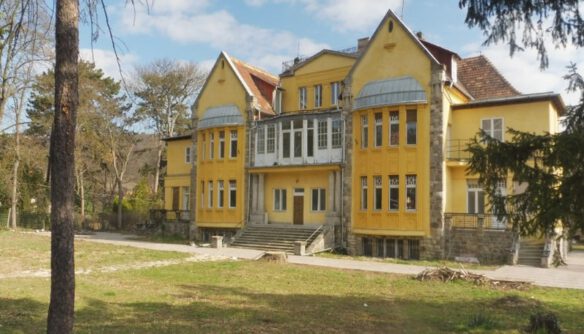 A felsőoktatási ponthatárok kihirdetésével csütörtökön elindult a főszezon az albérletpiacon, a tanévre készülő diákok egy része a következő napokban, hetekben keres magának bérelhető lakás országszerte. Az ingatlan.com pedig a szezonnyitás apropóján összegyűjtötte az albérletpiaci legeket a 18 ezer hirdetésből álló kínálatból.