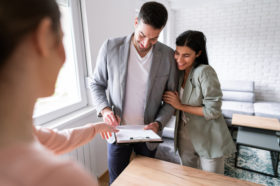 Ennyit fizetnek külföldön az ingatlanközvetítőknek