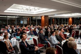 Elsöpri-e a piacot a hurrikán? Ingatlanszakmai előrejelzések 2025-re a telt házas ‘Comferenciáról’