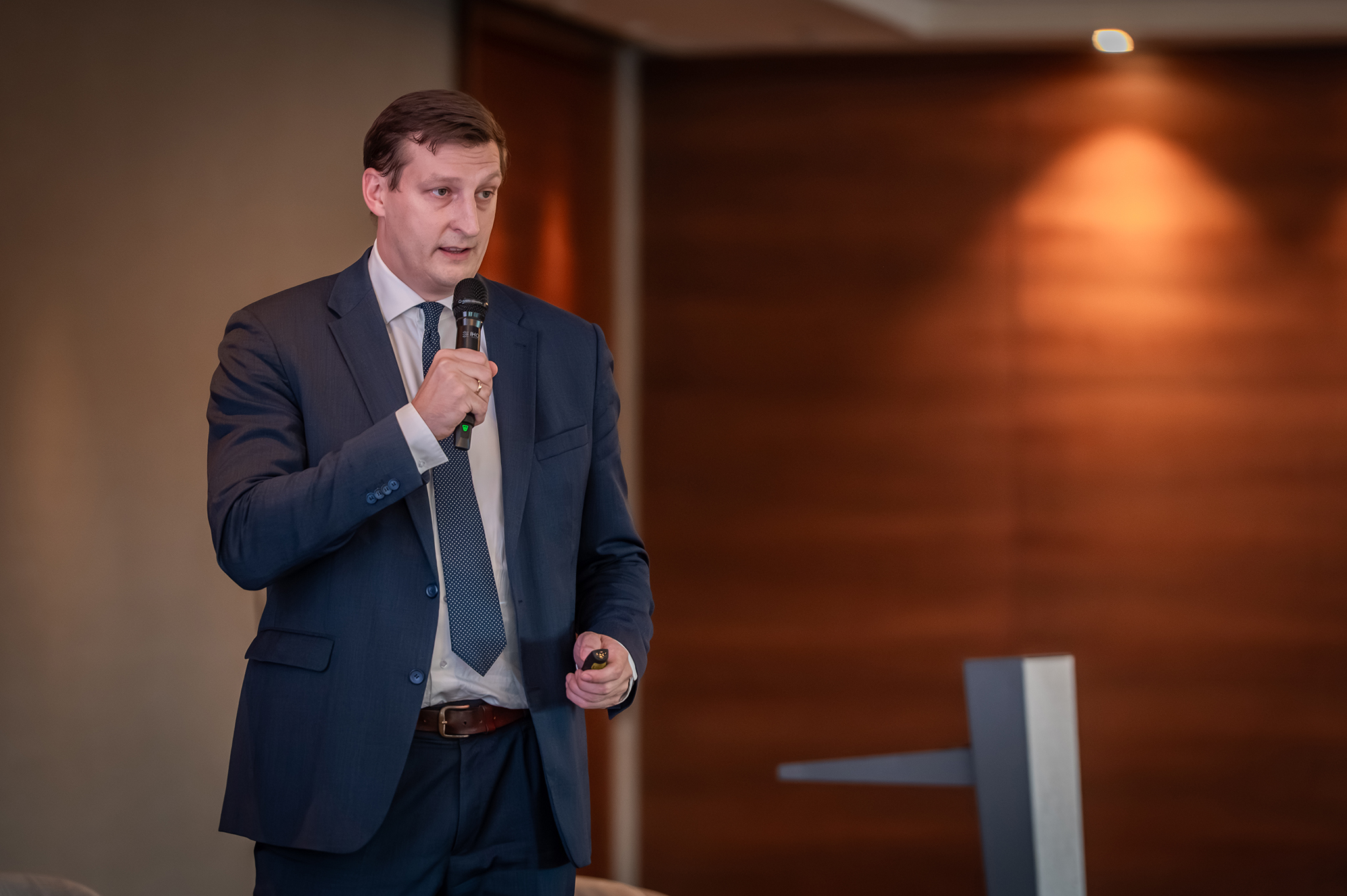 Dr. Panyi Miklós, a Miniszterelnökség parlamenti és stratégiai államtitkára előadást tart az ingatlan.com évente megrendezésre kerülő ingatlanközvetítőknek szóló szakmai konferenciáján, a Comferencián.