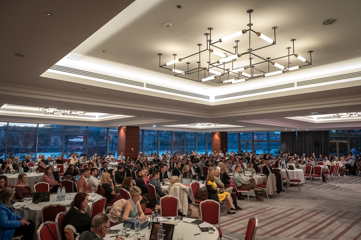 A Comferencia 2025 résztvevői a Mariott Hotel báltermében.