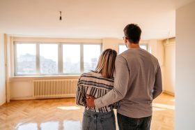 Hogy történik a lezárás? Vételi ajánlat, adásvételi szerződéskötés, birtokbaadás ingatlanos szemmel