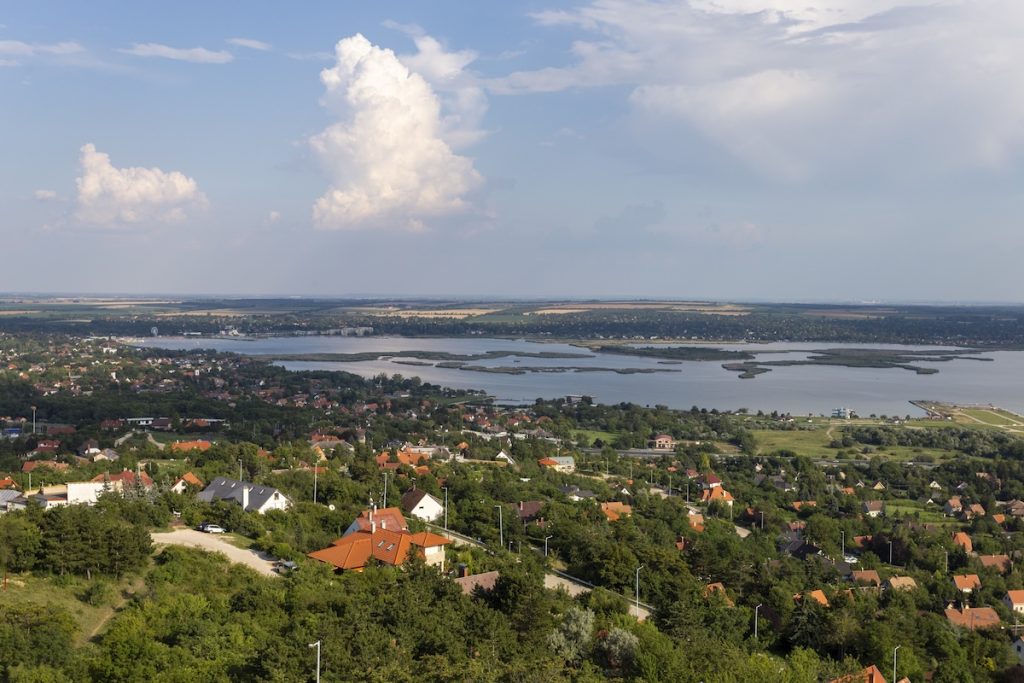 A Velencei-tó és partja madártávlatból