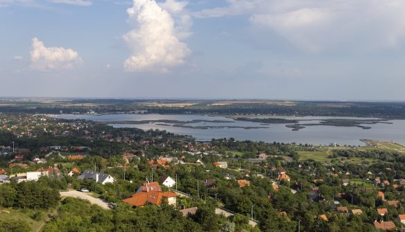 A Velencei-tó és partja madártávlatból